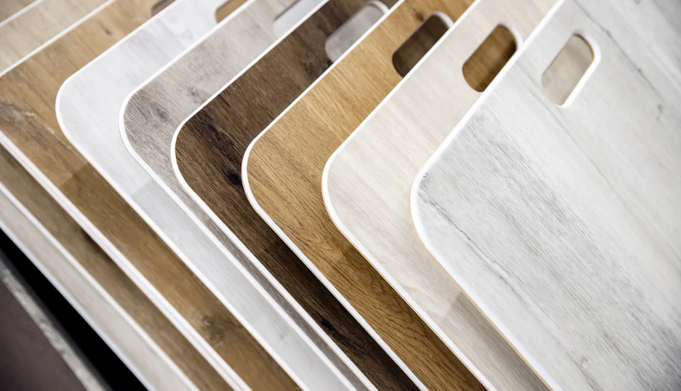 Atelier de menuiserie intérieur avec planches à découper en bois disposées en éventail