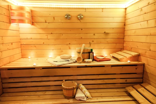 Int&eacute;rieur de sauna finlandais en bois de pin naturel avec bancs &eacute;tag&eacute;s, &eacute;clairage LED ambr&eacute; int&eacute;gr&eacute;
