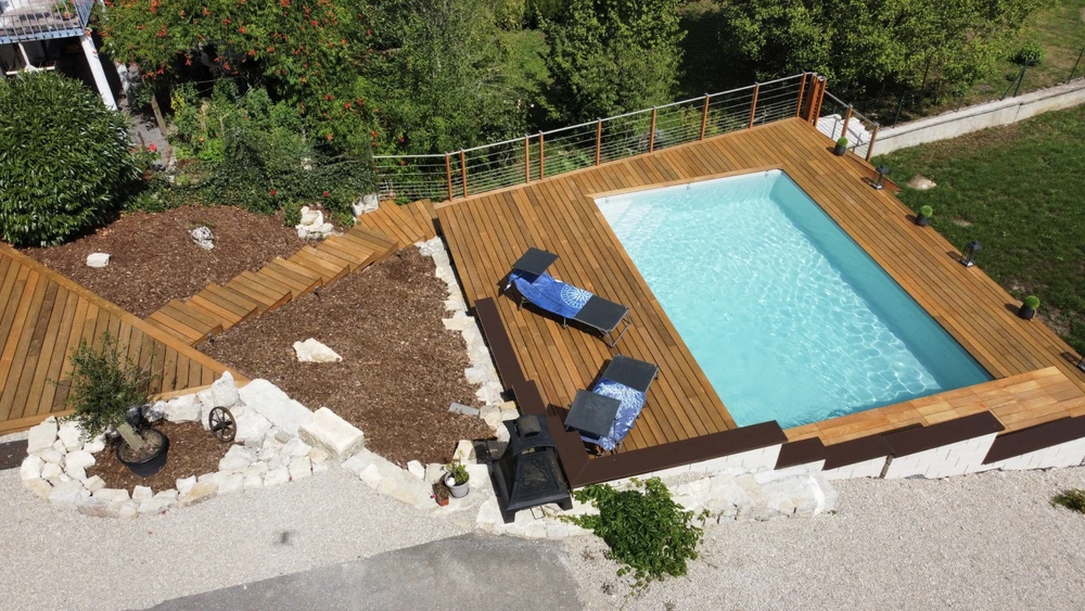 Vue aérienne d'un espace piscine moderne avec terrasse en bois exotique
