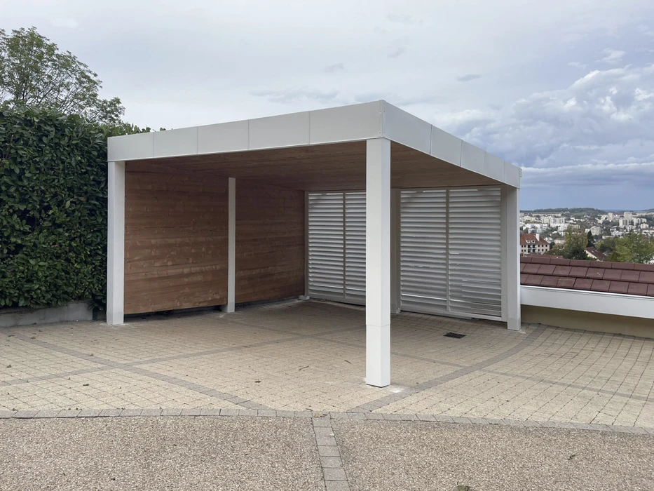 Terrasse extérieure avec pergola moderne à structure métallique blanche et lamelles orientables en aluminium