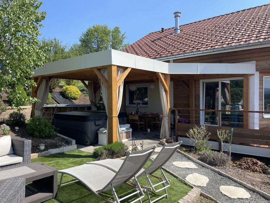 Jardin paysagé avec terrasse moderne aménagée autour d'une maison contemporaine en bois