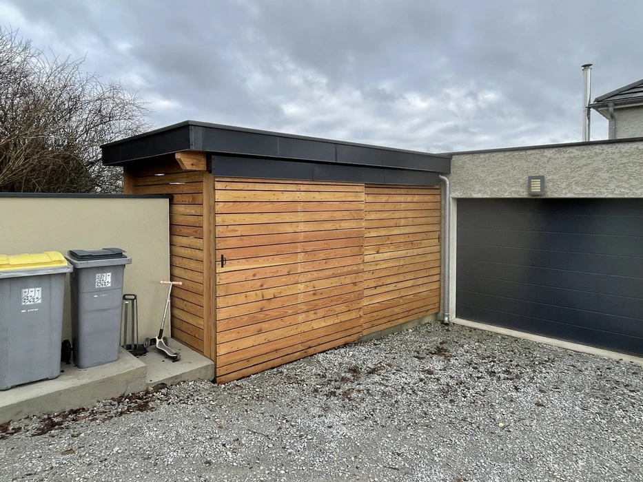 Terrasse extérieure avec escalier en béton et garde-corps en bois