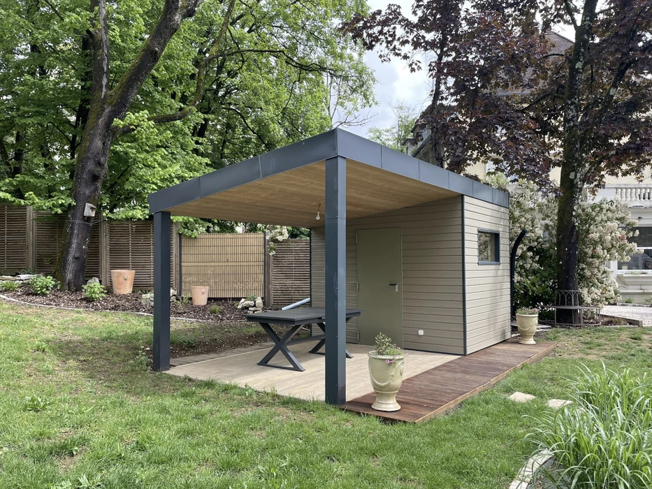 Terrasse extérieure avec escalier en béton et garde-corps en bois