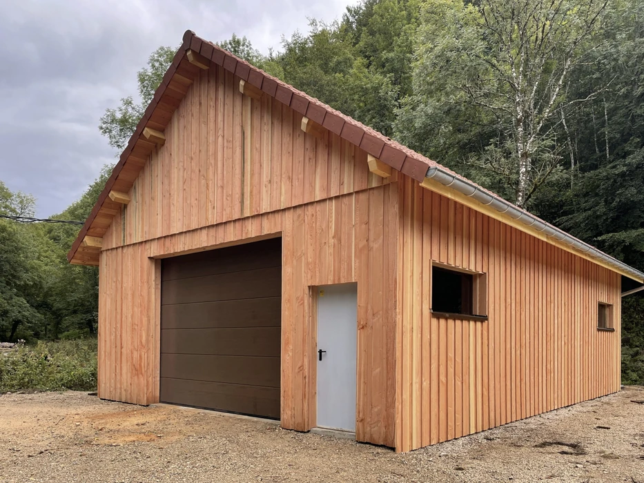 Terrasse extérieure avec escalier en béton et garde-corps en bois