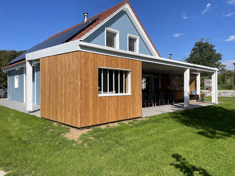 Terrasse extérieure avec escalier en béton et garde-corps en bois