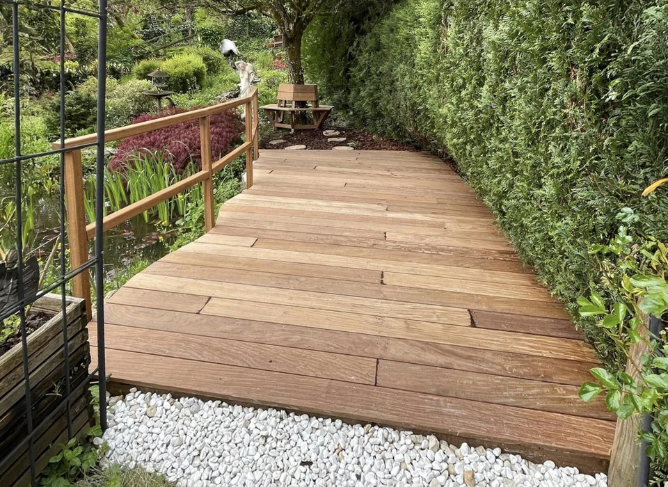 Terrasse extérieure avec escalier en béton et garde-corps en bois