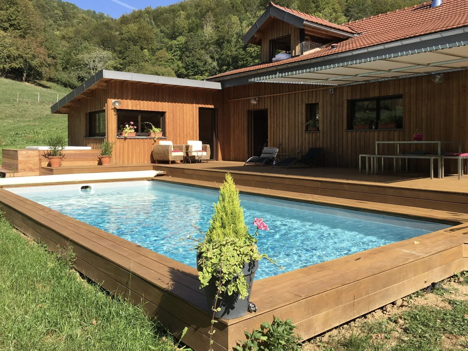 Terrasse extérieure avec escalier en béton et garde-corps en bois