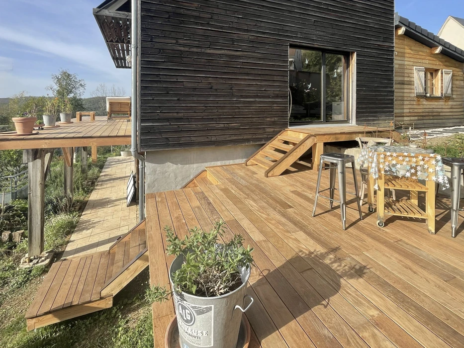 Chantier extérieur de construction d'une terrasse surélevée en bois avec garde-corps