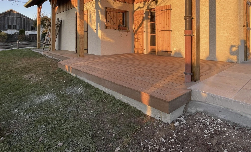 Maison modulaire contemporaine en bois avec terrasse surélevée dans environnement naturel boisé
