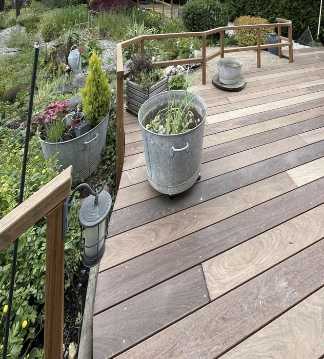 Maison modulaire contemporaine en bois avec terrasse surélevée dans environnement naturel boisé