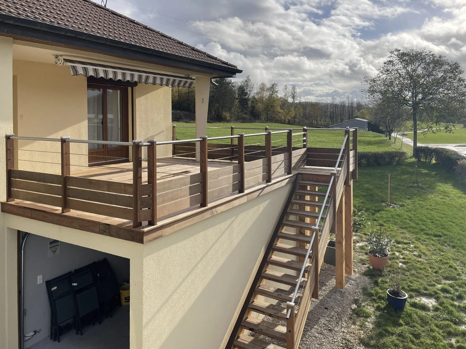 Maison modulaire contemporaine en bois avec terrasse surélevée dans environnement naturel boisé