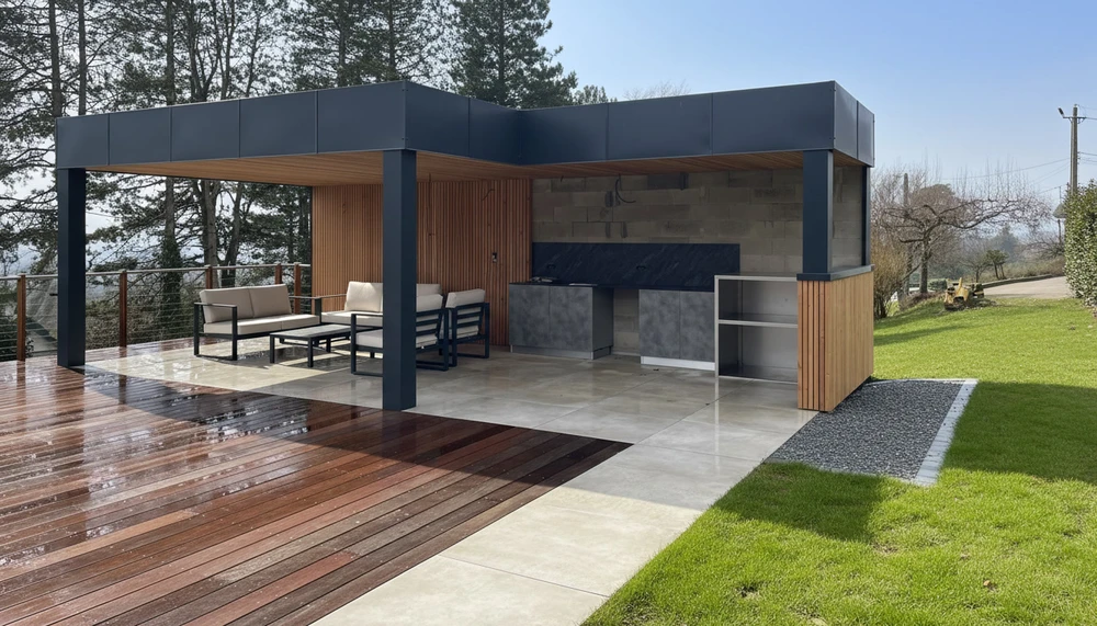 Pavillon moderne à structure métallique et toiture plate, cuisine extérieure couverte avec îlot central et crédence bleue