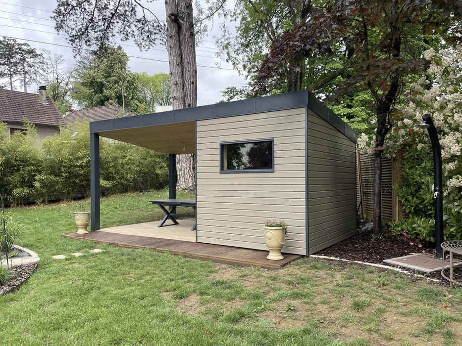 Pavillon moderne à structure métallique et toiture plate, cuisine extérieure couverte avec îlot central et crédence bleue