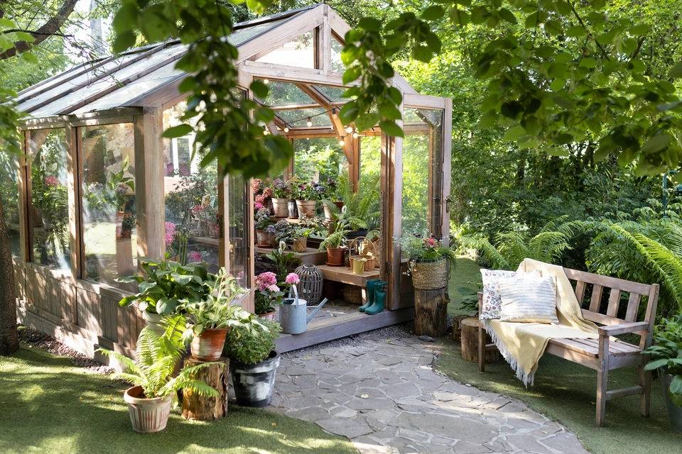 Atelier de menuiserie avec femme artisane souriante travaillant le bois à l'établi