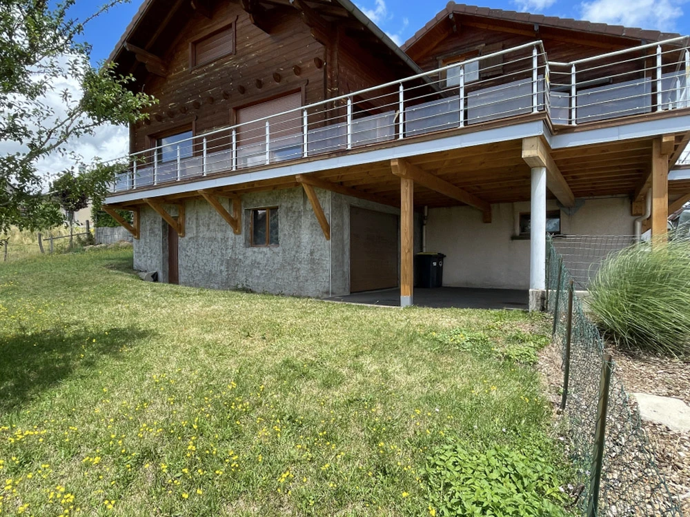 Terrasse en bois exotique avec garde-corps à barreaudage horizontal et main courante métallique
